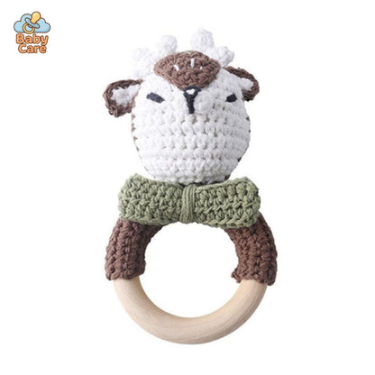 Hochet Nouveau Né Bois et Tricot Animaux Fait Main - photo lifestyle