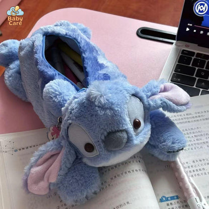 Trousse Stitch couché en peluche - photo lifestyle