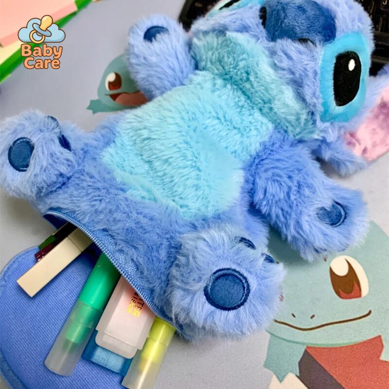 Trousse Stitch en peluche - photo lifestyle