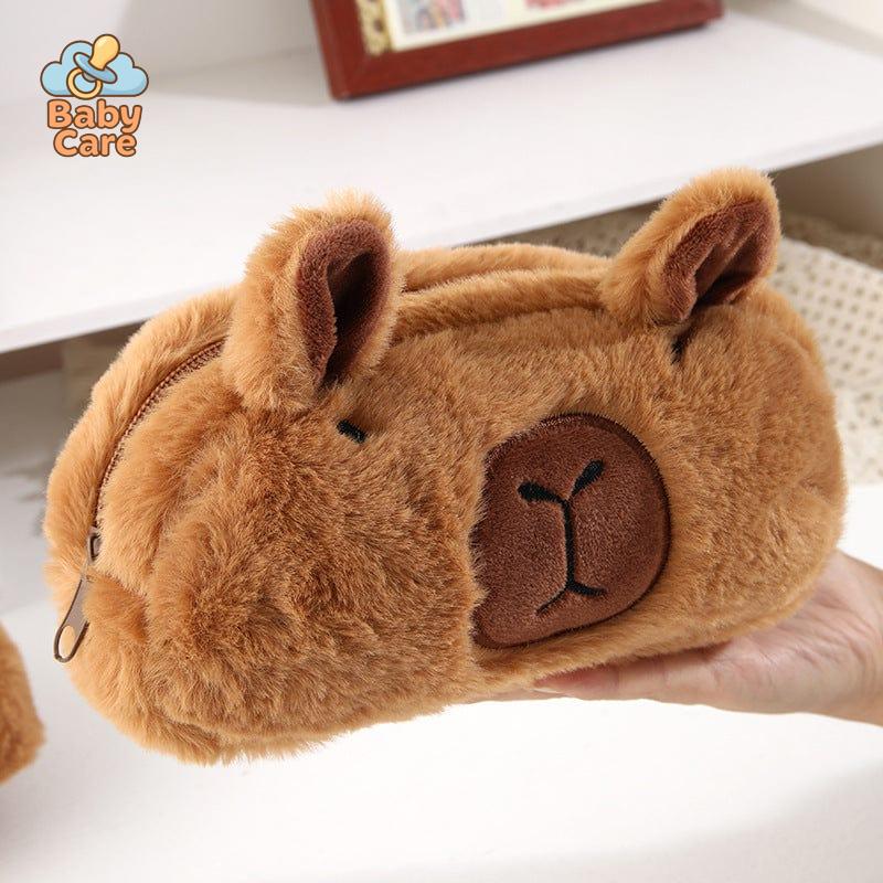 Trousse kawaii capybara en peluche - utilisation en situation