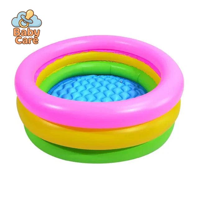 Piscine bébé gonflable arc-en-ciel à trois anneaux - photo lifestyle