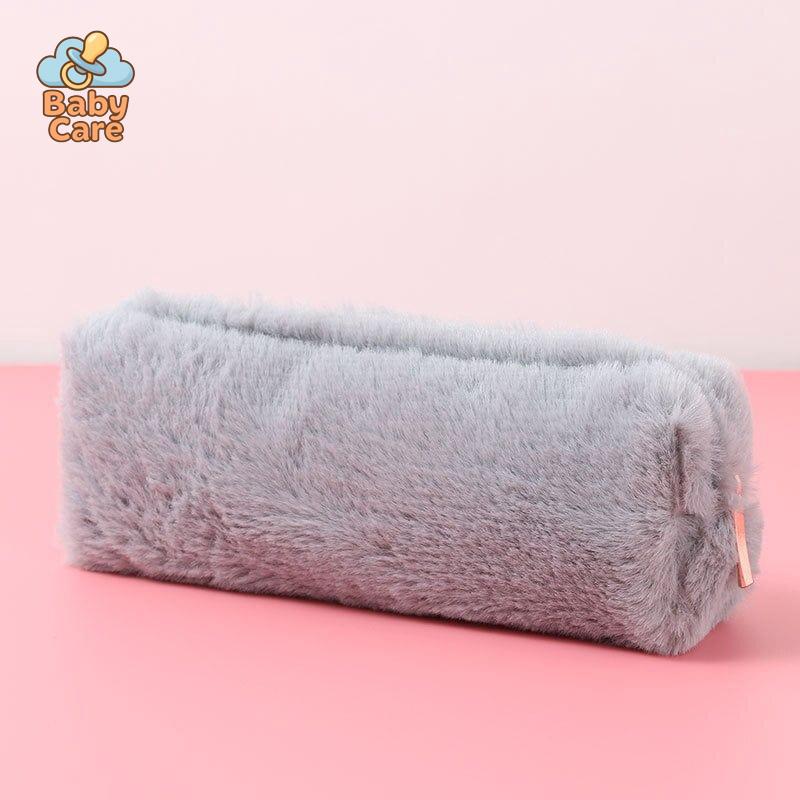 Trousse kawaii colorée en peluche - photo lifestyle